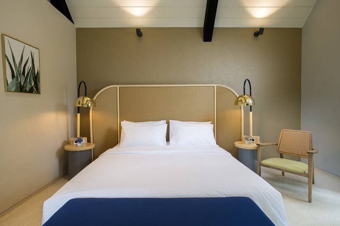 click to enlarge Cabin standard