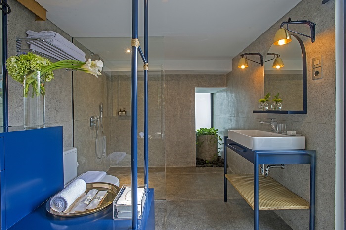 click to enlarge Cabin standard